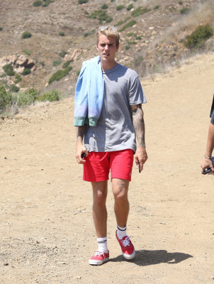 21.08 | Justin Bieber caminhando em Malibu, na California