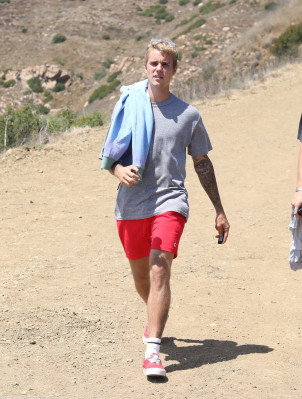 21.08 | Justin Bieber caminhando em Malibu, na California