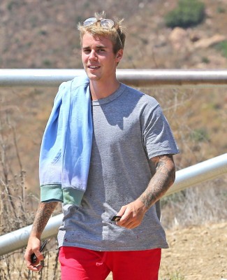 21.08 | Justin Bieber caminhando em Malibu, na California