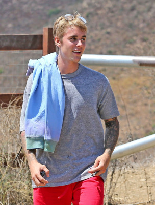 21.08 | Justin Bieber caminhando em Malibu, na California