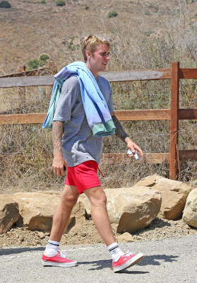 21.08 | Justin Bieber caminhando em Malibu, na California