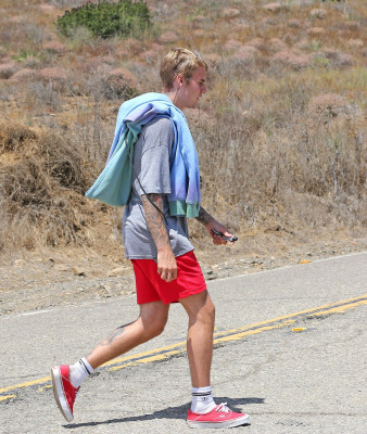 21.08 | Justin Bieber caminhando em Malibu, na California