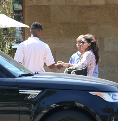 21.08 | Justin Bieber com Maria Shriver em Malibu, na California