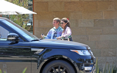 21.08 | Justin Bieber com Maria Shriver em Malibu, na California