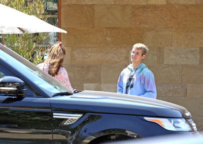 21.08 | Justin Bieber com Maria Shriver em Malibu, na California