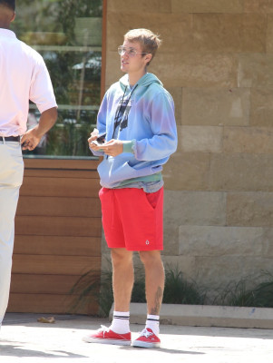 21.08 | Justin Bieber com Maria Shriver em Malibu, na California