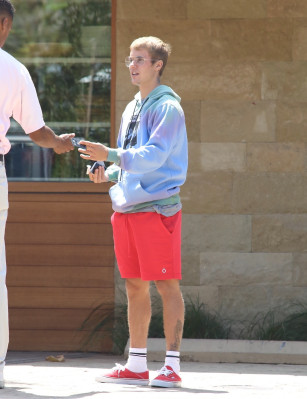 21.08 | Justin Bieber com Maria Shriver em Malibu, na California