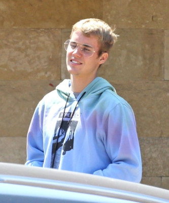 21.08 | Justin Bieber com Maria Shriver em Malibu, na California