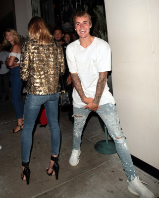 23.08 | Justin Bieber deixando o restaurante Catch em West Hollywood, na California