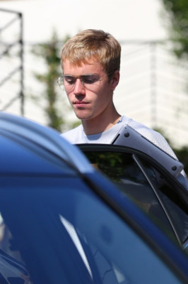 23.08 | Justin Bieber chegando/deixando o Coffee Commissary em Burbank, na California