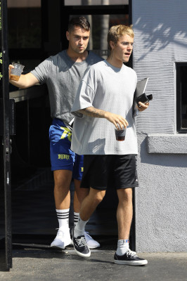 23.08 | Justin Bieber chegando/deixando o Coffee Commissary em Burbank, na California