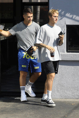23.08 | Justin Bieber chegando/deixando o Coffee Commissary em Burbank, na California