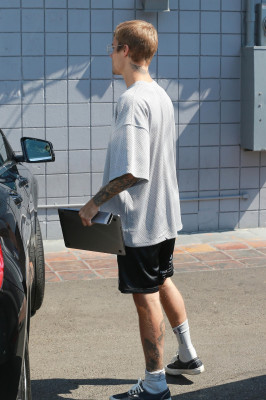 23.08 | Justin Bieber chegando/deixando o Coffee Commissary em Burbank, na California
