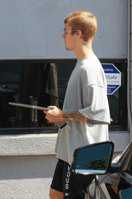 23.08 | Justin Bieber chegando/deixando o Coffee Commissary em Burbank, na California