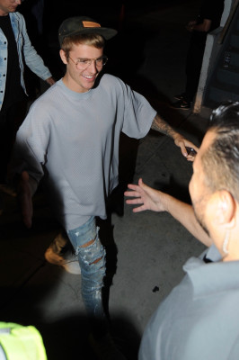 23.08 | Justin Bieber chegando/deixando o Saban Theatre em Beverly Hills, na California