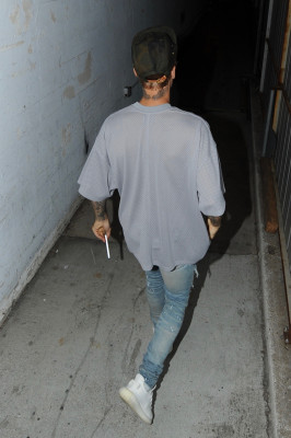 23.08 | Justin Bieber chegando/deixando o Saban Theatre em Beverly Hills, na California