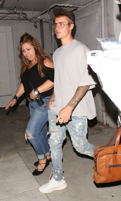 23.08 | Justin Bieber chegando/deixando o Saban Theatre em Beverly Hills, na California