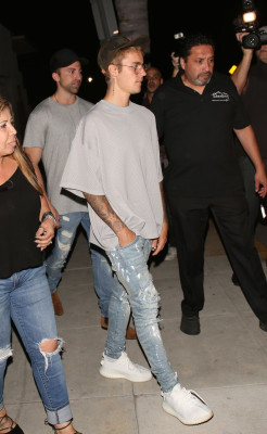 23.08 | Justin Bieber chegando/deixando o Saban Theatre em Beverly Hills, na California