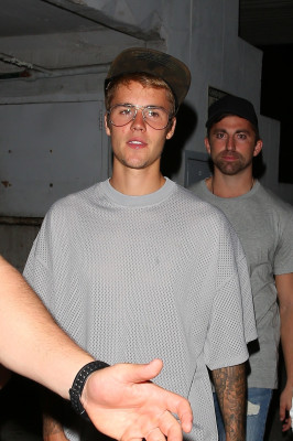23.08 | Justin Bieber chegando/deixando o Saban Theatre em Beverly Hills, na California