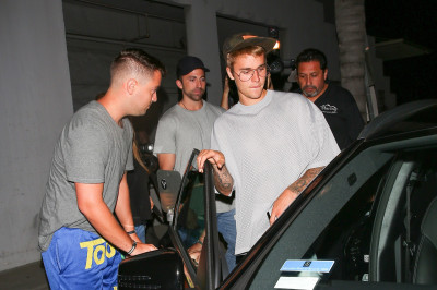 23.08 | Justin Bieber chegando/deixando o Saban Theatre em Beverly Hills, na California