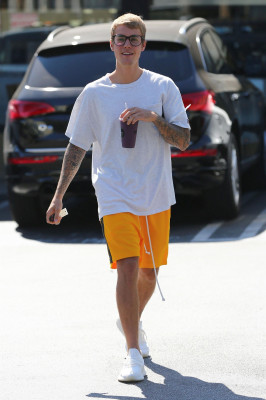28.08 | Justin Bieber deixando o Earth Bar em Beverly Hills, CA