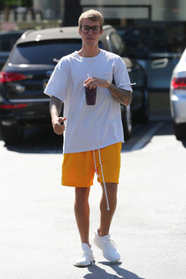 28.08 | Justin Bieber deixando o Earth Bar em Beverly Hills, CA