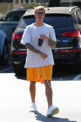 28.08 | Justin Bieber deixando o Earth Bar em Beverly Hills, CA