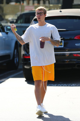 28.08 | Justin Bieber deixando o Earth Bar em Beverly Hills, CA