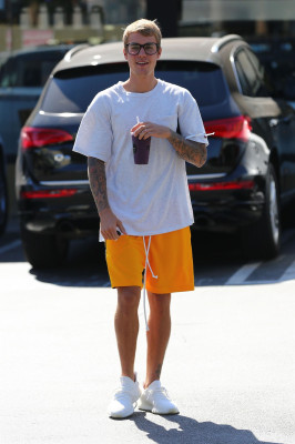 28.08 | Justin Bieber deixando o Earth Bar em Beverly Hills, CA