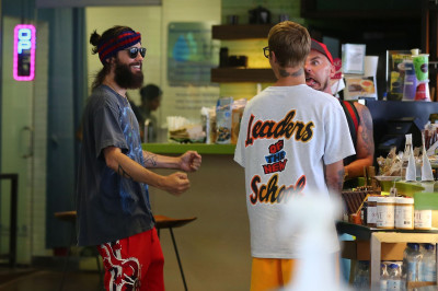 28.08 | Justin Bieber com Jared Leto no Earth Bar em Beverly Hills, CA