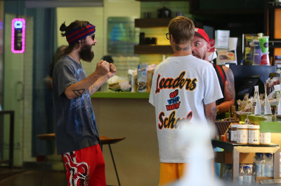 28.08 | Justin Bieber com Jared Leto no Earth Bar em Beverly Hills, CA