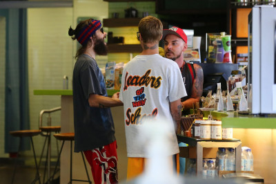 28.08 | Justin Bieber com Jared Leto no Earth Bar em Beverly Hills, CA
