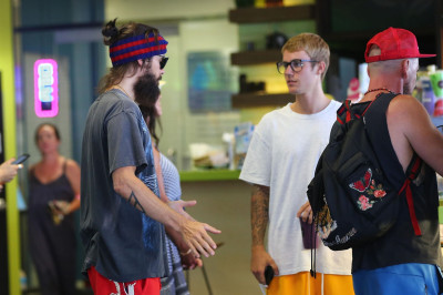 28.08 | Justin Bieber com Jared Leto no Earth Bar em Beverly Hills, CA
