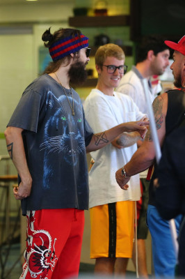 28.08 | Justin Bieber com Jared Leto no Earth Bar em Beverly Hills, CA