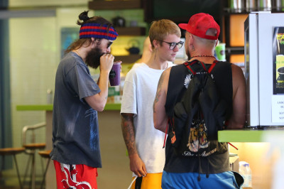 28.08 | Justin Bieber com Jared Leto no Earth Bar em Beverly Hills, CA