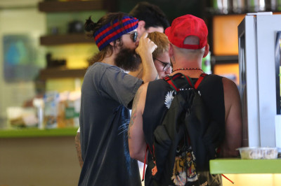 28.08 | Justin Bieber com Jared Leto no Earth Bar em Beverly Hills, CA