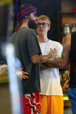 28.08 | Justin Bieber com Jared Leto no Earth Bar em Beverly Hills, CA