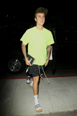 30.08 | Justin Bieber e Patrick Schwarzenegger chegando no Saban Theater em Beverly Hills, CA