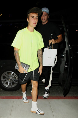30.08 | Justin Bieber e Patrick Schwarzenegger chegando no Saban Theater em Beverly Hills, CA