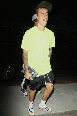 30.08 | Justin Bieber e Patrick Schwarzenegger chegando no Saban Theater em Beverly Hills, CA
