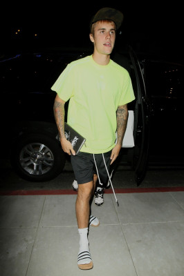 30.08 | Justin Bieber e Patrick Schwarzenegger chegando no Saban Theater em Beverly Hills, CA