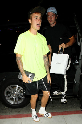 30.08 | Justin Bieber e Patrick Schwarzenegger chegando no Saban Theater em Beverly Hills, CA