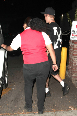 09.04 | Justin Bieber deixando o Delilah em West Hollywood, Califórnia