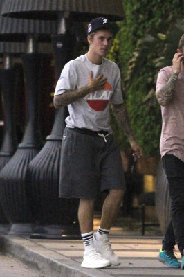 09.04 | Justin Bieber chegando no Hotel em Hollywood, CA