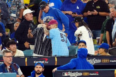27.10 | Justin e Hailey Bieber assistindo ao jogo entre Toronto Blue Jays e Los Angeles Dodgers.