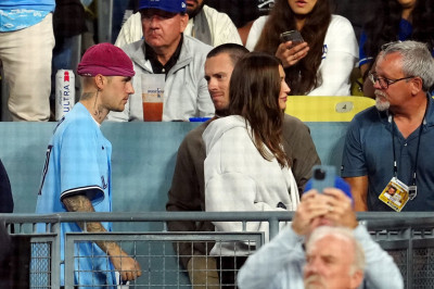 27.10 | Justin e Hailey Bieber assistindo ao jogo entre Toronto Blue Jays e Los Angeles Dodgers.