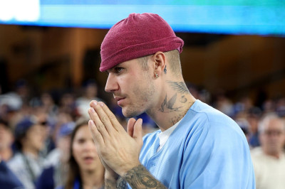 27.10 | Justin e Hailey Bieber assistindo ao jogo entre Toronto Blue Jays e Los Angeles Dodgers.