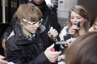 15.01 | Justin Bieber deixando os estúdios da GMTV