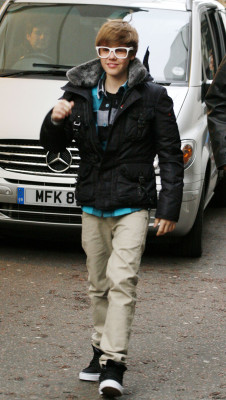 15.01 | Justin Bieber deixando os estúdios da GMTV