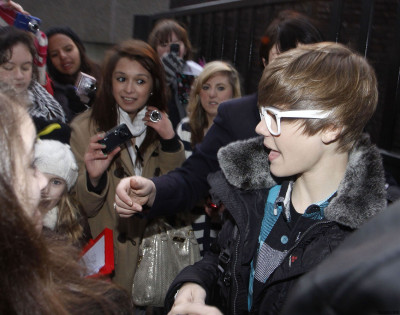 15.01 | Justin Bieber deixando os estúdios da GMTV
